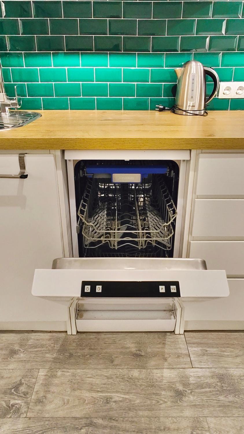 Kitchen or kitchenette, dishwasher