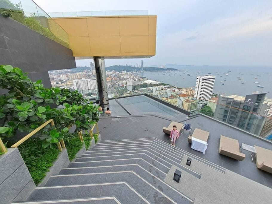 Downtown Chic Condo Rooftop Pool #EN797 Apartment in Pattaya City