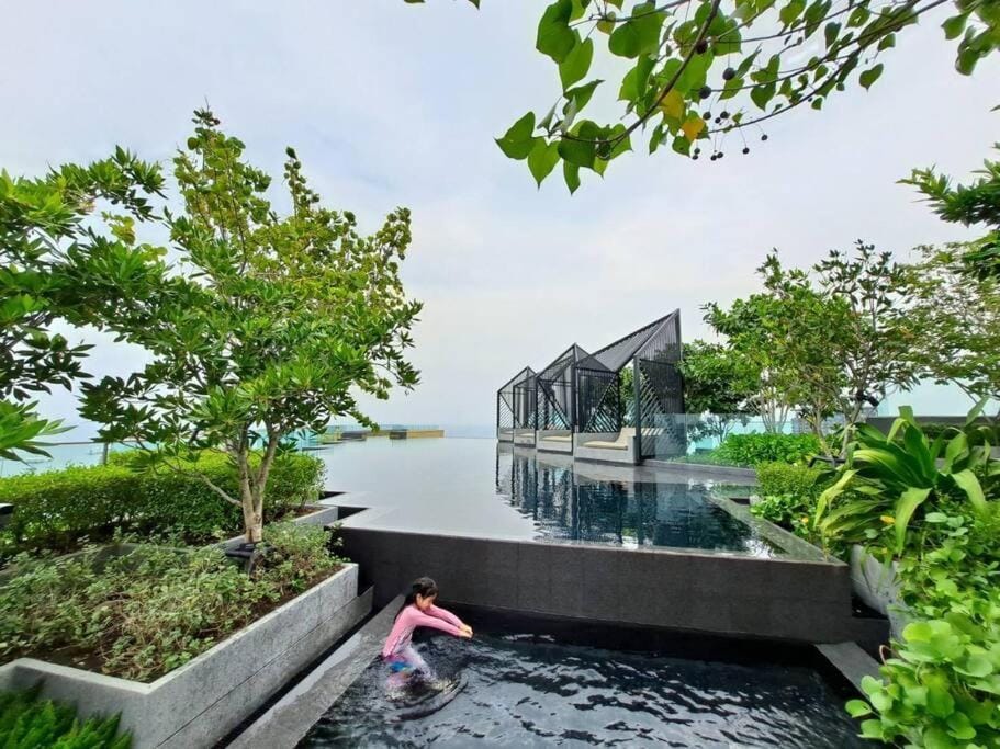 Downtown Chic Condo Rooftop Pool #EN797 Apartment in Pattaya City