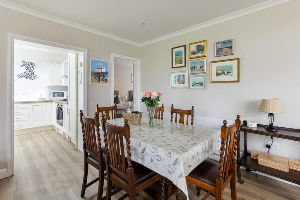 Family Beach House 200m to Sea 5 min to Tenby Town Centre House in Wales