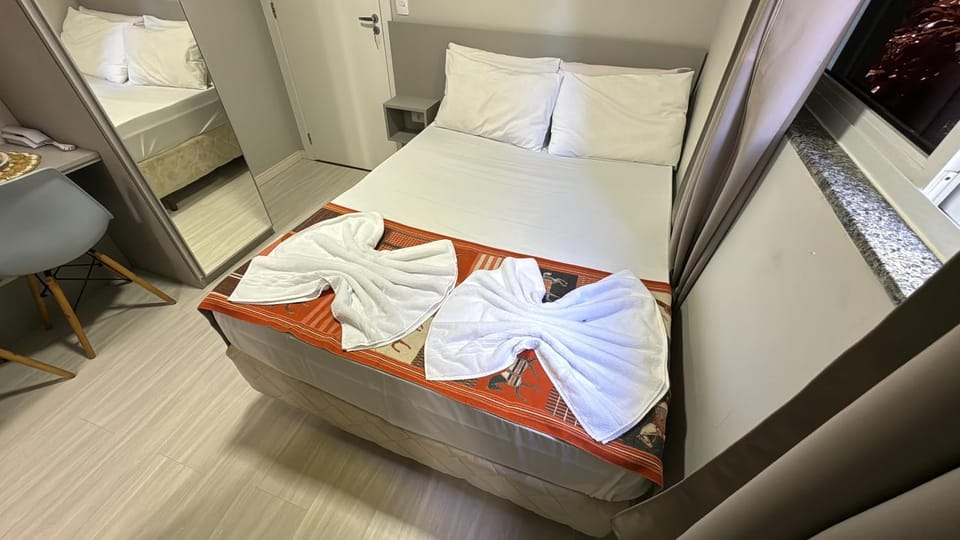 Bed, towels