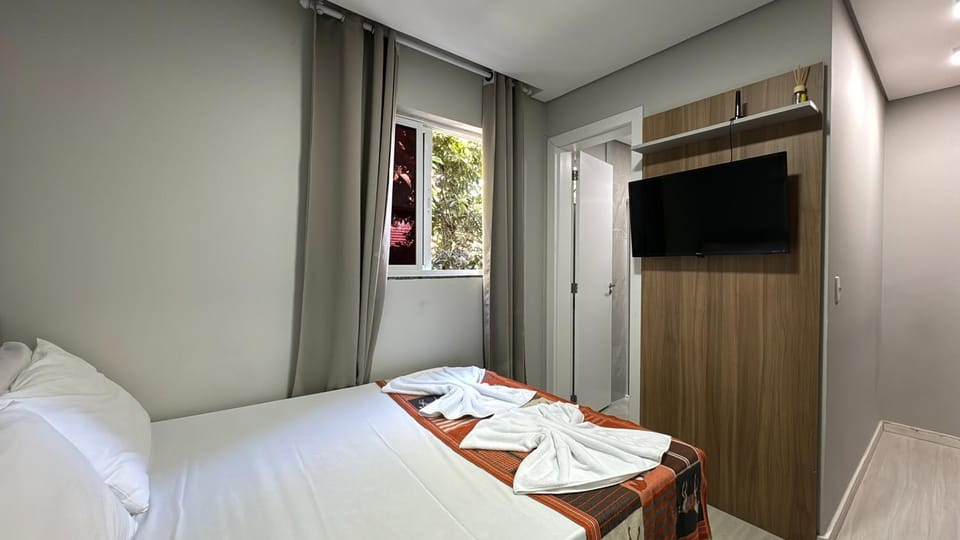 Bed, TV and multimedia, Photo of the whole room