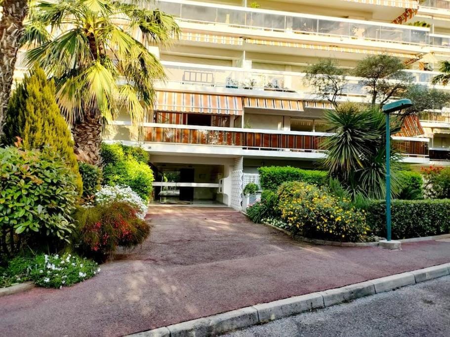 Superbe appartement climatisé proche plages, grande terrasse et parking privé Apartment in Antibes