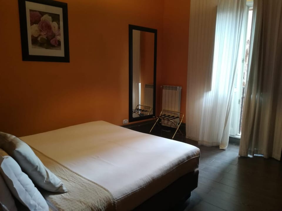Photo of the whole room, Decorative detail, Bedroom, Inner courtyard view