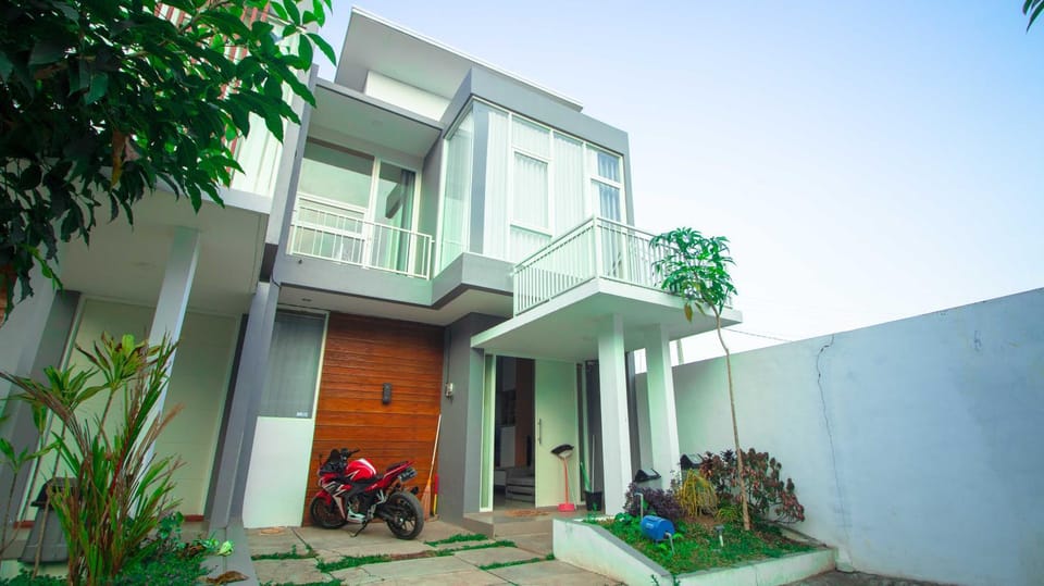 Property building, Patio, Facade/entrance