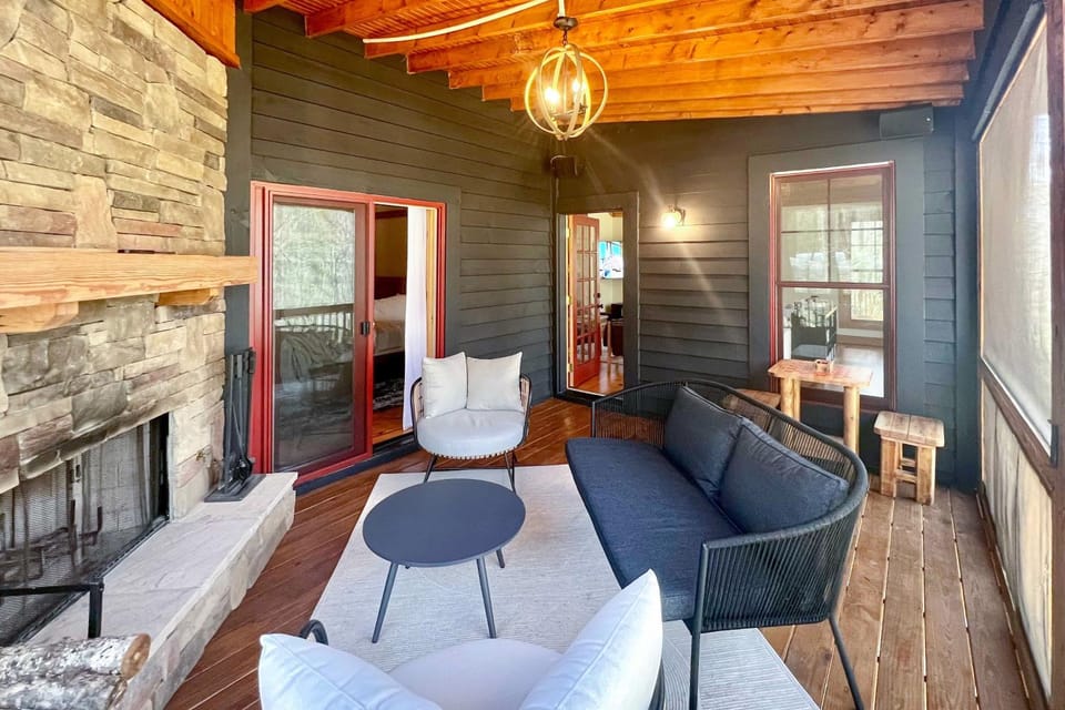 Secluded Sapphire Chalet w/ Game Room + Decks House in Tennessee