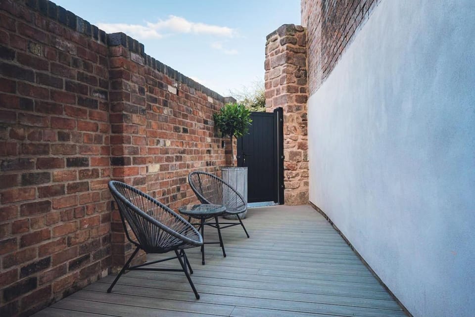 2 Bedroom Stylish Townhouse - Free Parking House in Shrewsbury