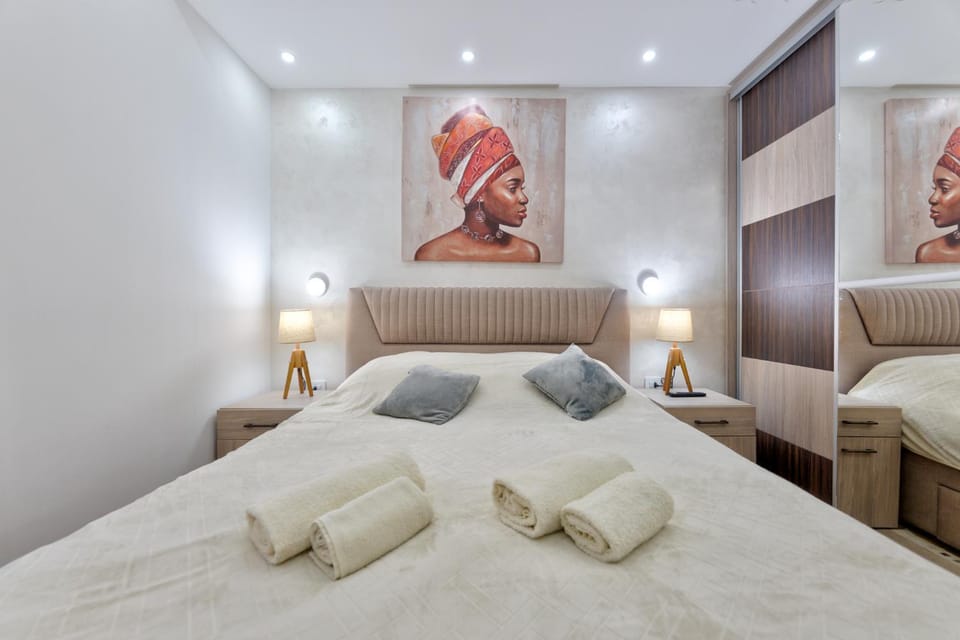 Bed, Photo of the whole room, Bedroom, towels