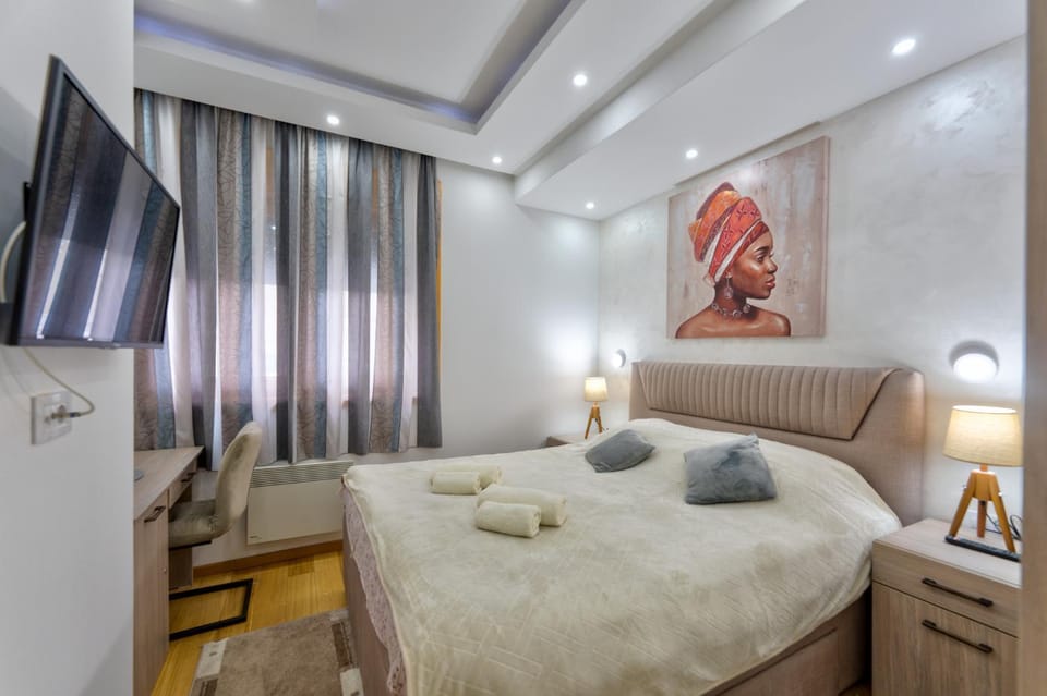 Bed, TV and multimedia, Bedroom