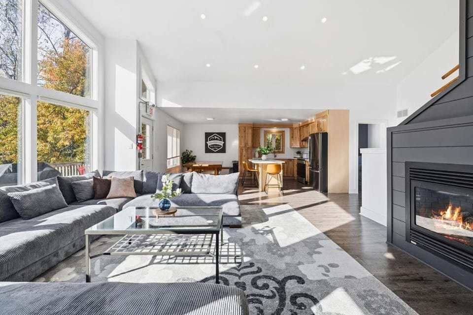 The Cedarwood House w Hot Tub, by Property Valet House in Grey Highlands