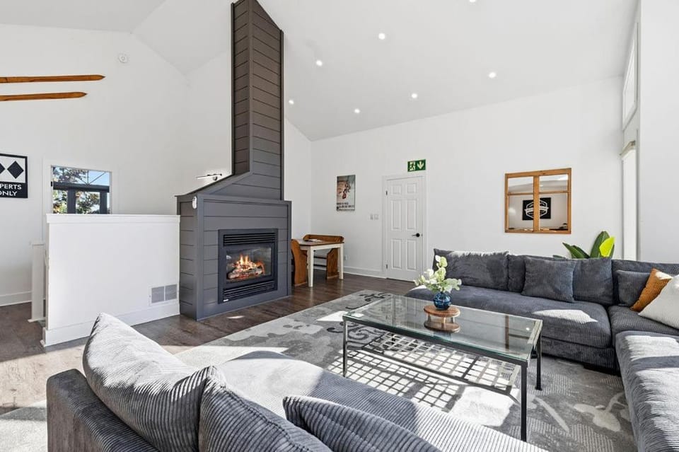 The Cedarwood House w Hot Tub, by Property Valet House in Grey Highlands