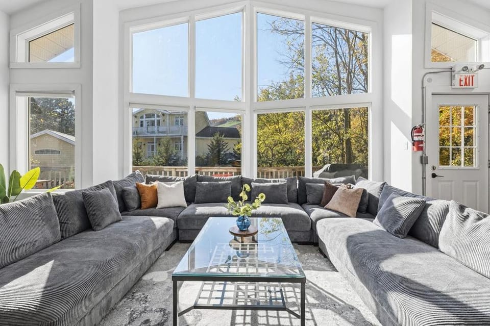 The Cedarwood House w Hot Tub, by Property Valet House in Grey Highlands
