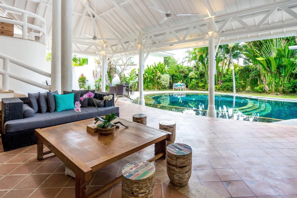 Day, Natural landscape, Garden, View (from property/room), Living room, Seating area, Garden view, Pool view, Swimming pool, sunbed