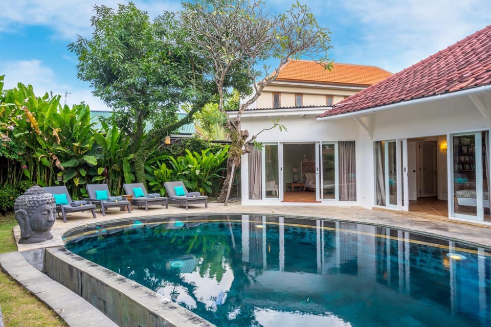 Property building, Patio, Spring, Day, Garden, Garden view, Pool view, Swimming pool, sunbed