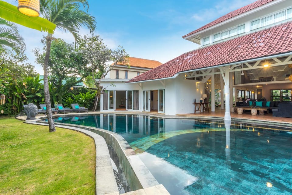 Property building, Day, Pool view, Swimming pool