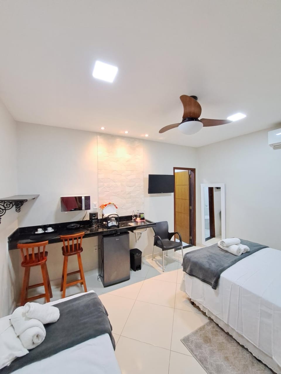 Photo of the whole room, Bedroom, minibar