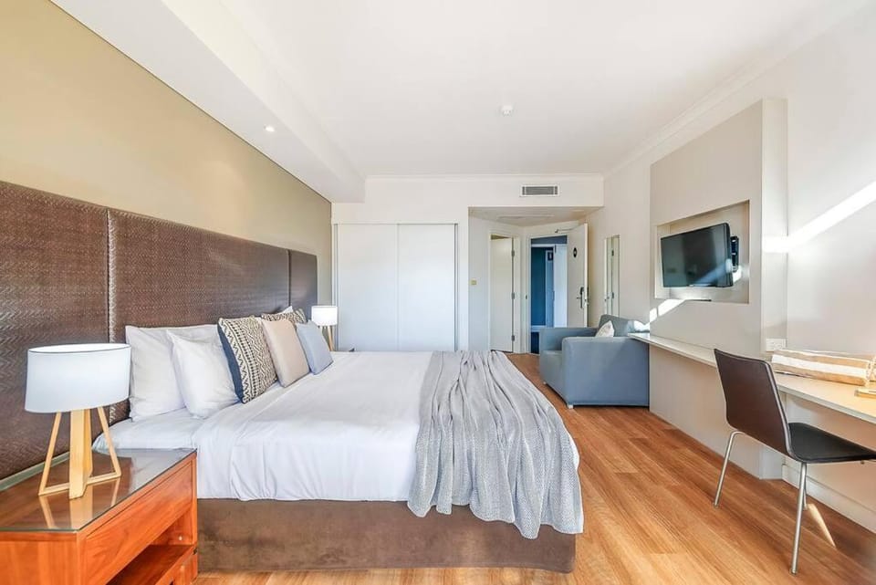 Bed, Seating area