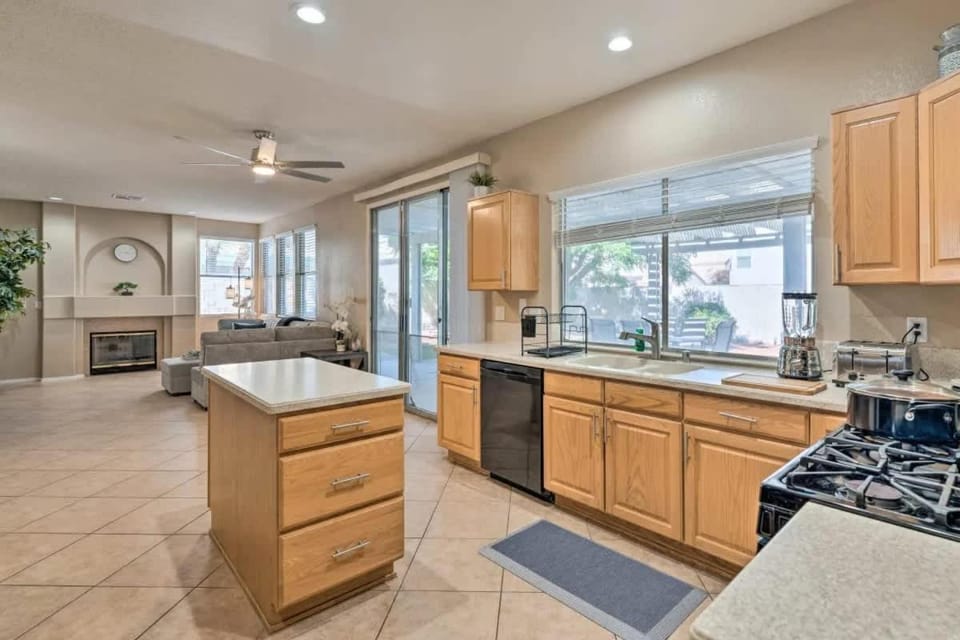 Family Fun House with Hot Tub, Grill and Games House in North Las Vegas