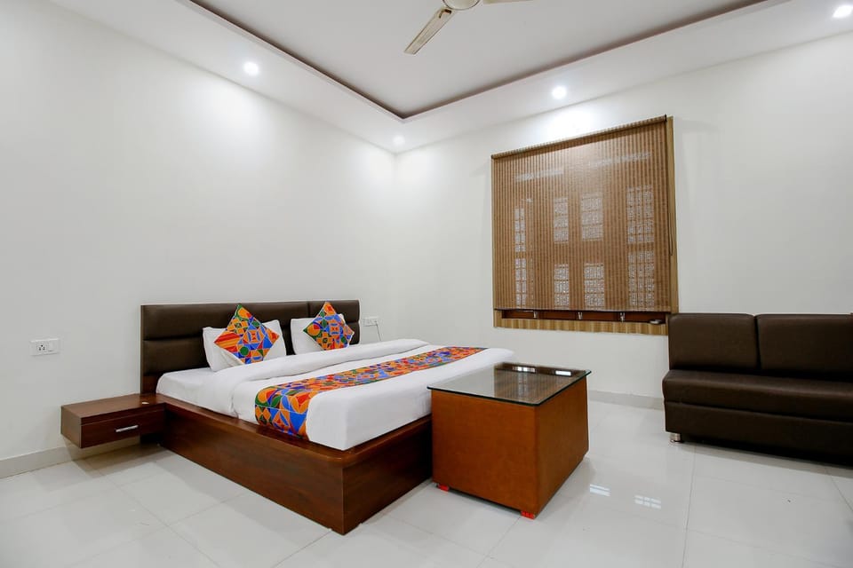 Living room, Photo of the whole room, Seating area, Bedroom