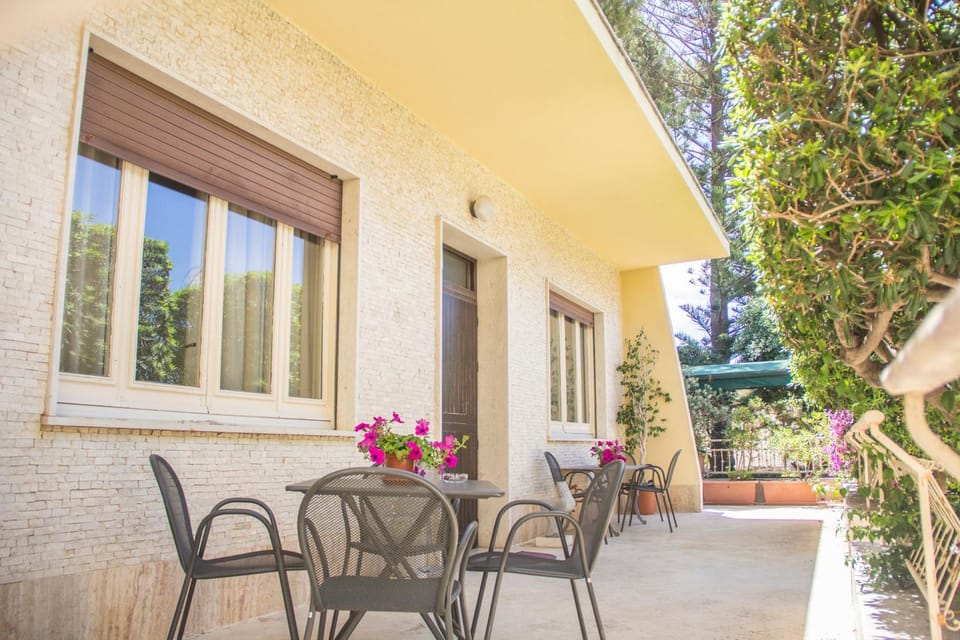 Restaurant/places to eat, Facade/entrance, Garden, Facility for disabled guests