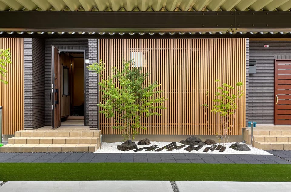 Property building, Facade/entrance, Day