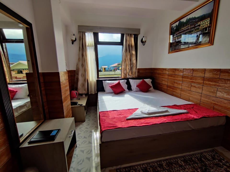 Photo of the whole room, Bedroom, Mountain view