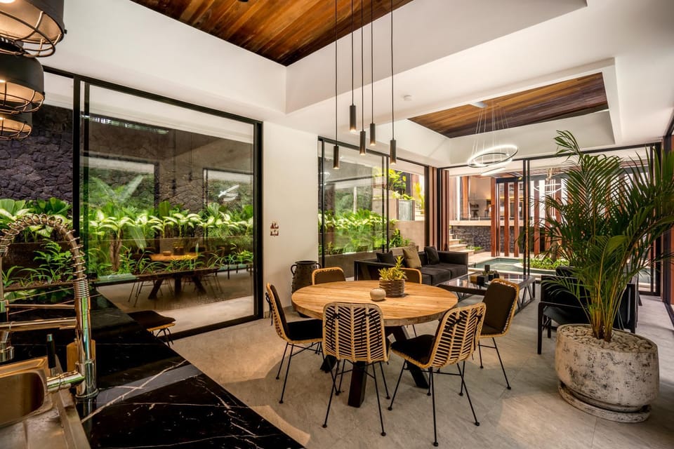 Kitchen or kitchenette, Seating area, Dining area