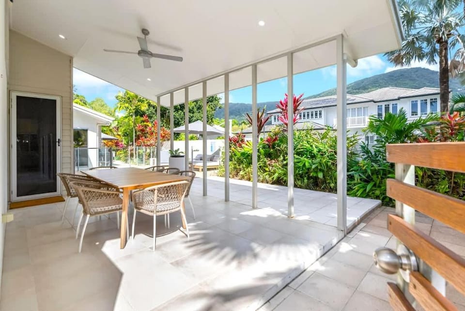 Cove House - Coastal Convenience by the Pool Villa in Palm Cove
