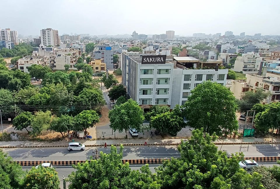 Nearby landmark, Facade/entrance, Neighbourhood, City view, Street view