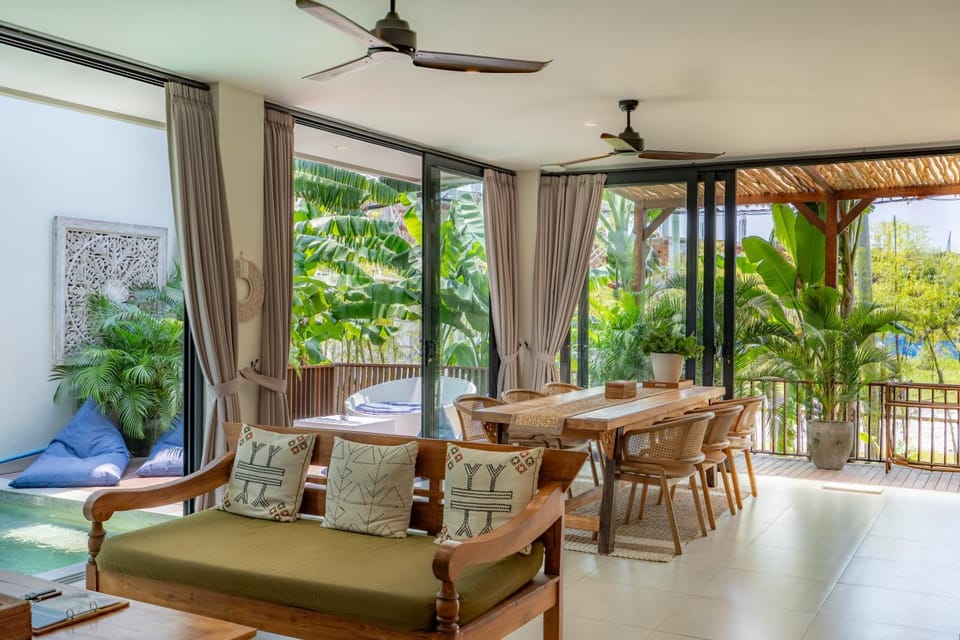 Day, Living room, Seating area