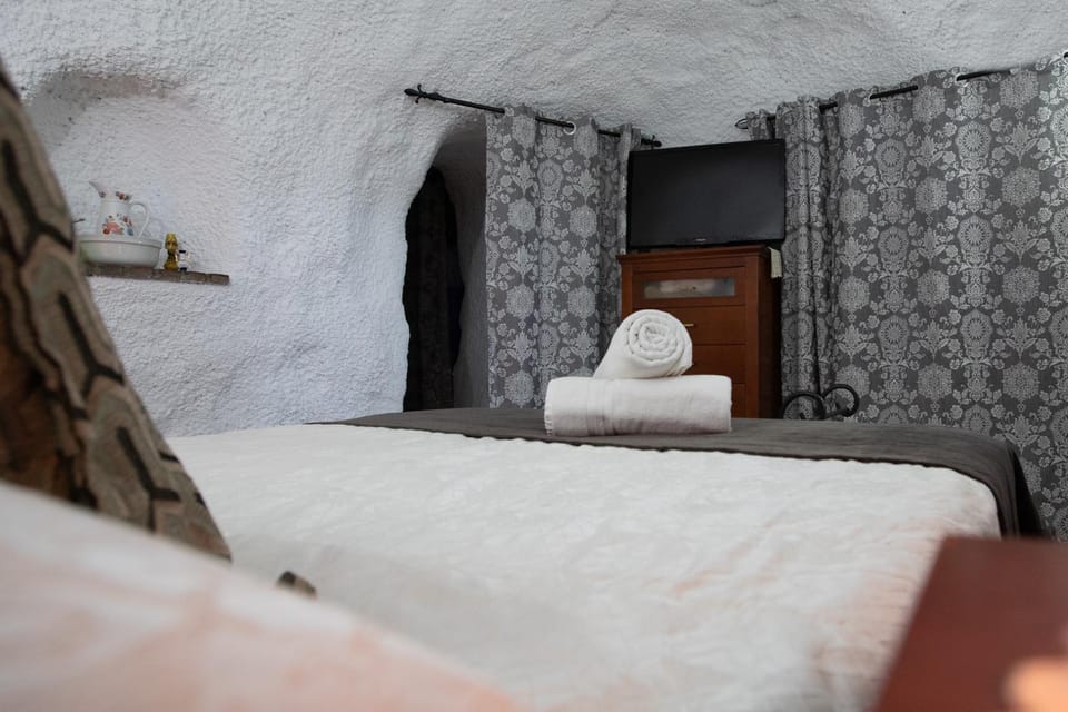 Bed, TV and multimedia, Photo of the whole room