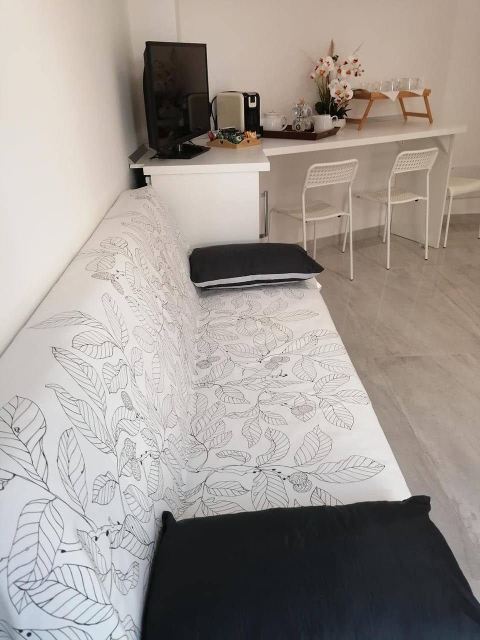 Bed, TV and multimedia, Living room