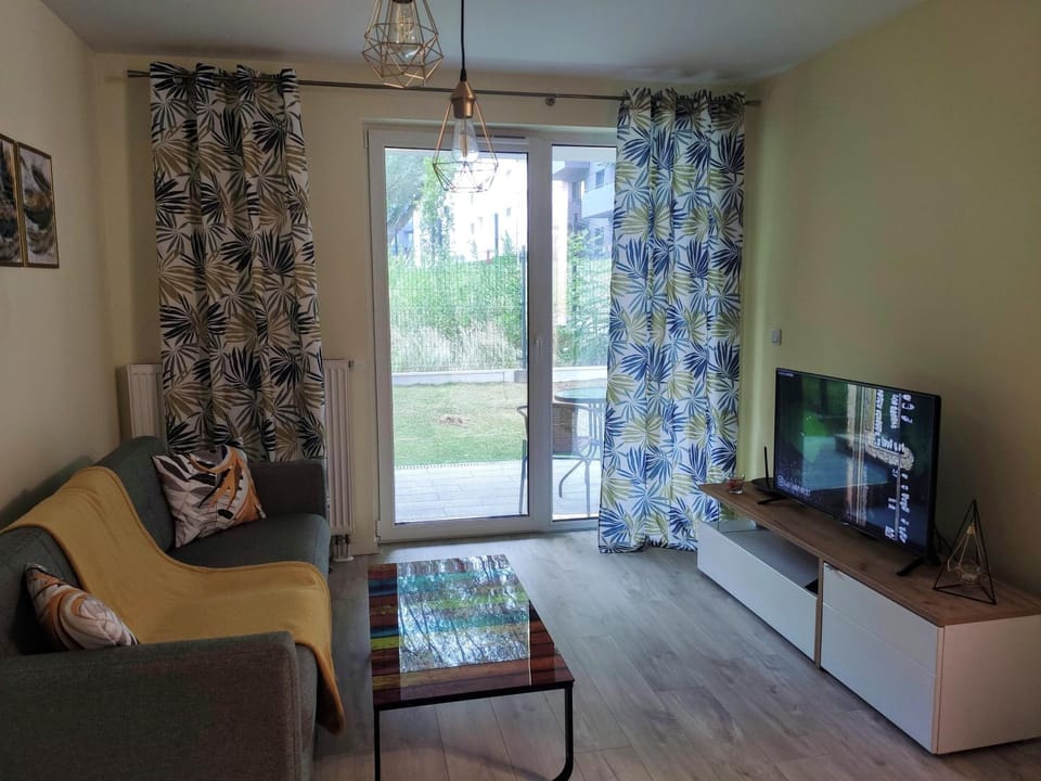 Communal lounge/ TV room, TV and multimedia, Living room, Seating area, Garden view