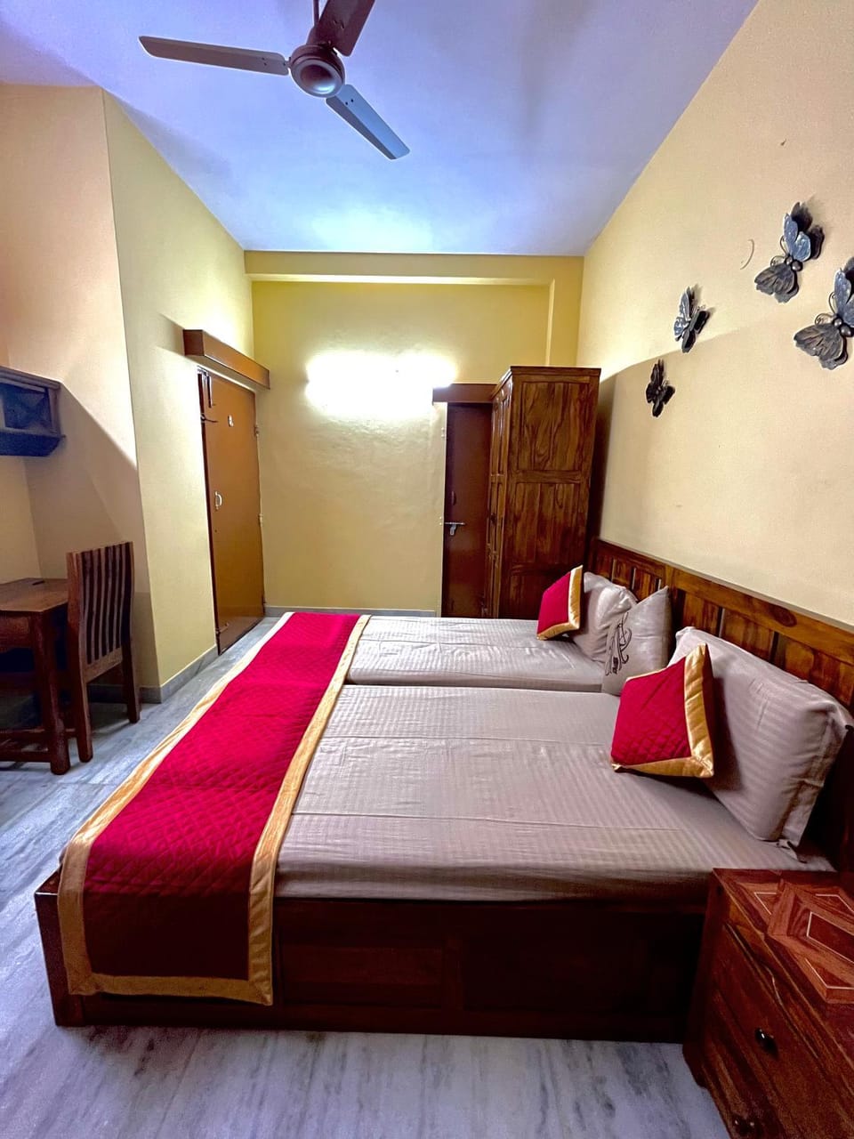 Bed, Photo of the whole room, Bedroom, fireplace, wardrobe