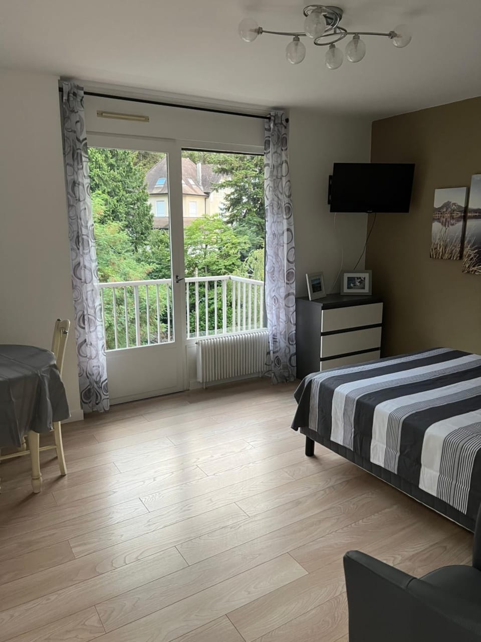 Superbe appartement en résidence avec piscine. Apartment in Aix-les-Bains
