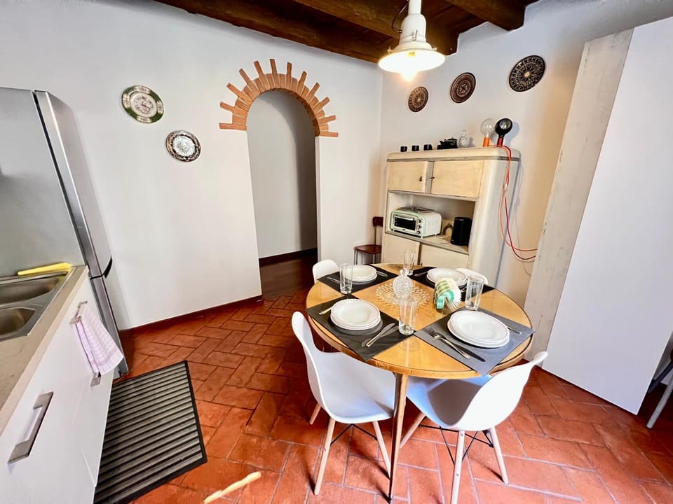 Kitchen or kitchenette, Dining area, minibar, pet friendly