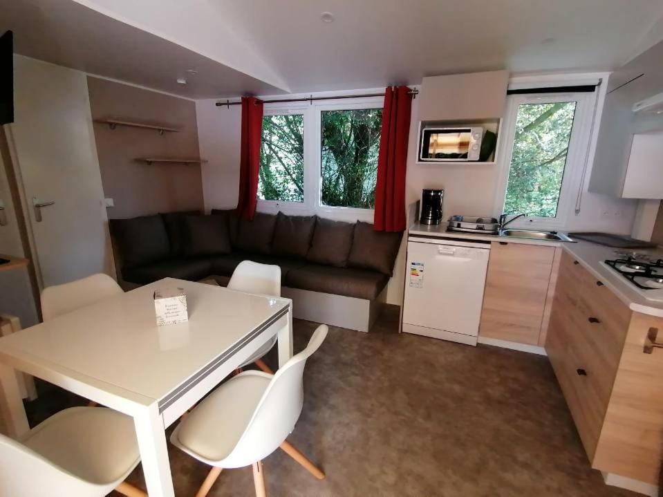 MOBIL-HOME RECENT 6 personnes PAYS BASQUE Campground/ 
RV Resort in French Basque Country