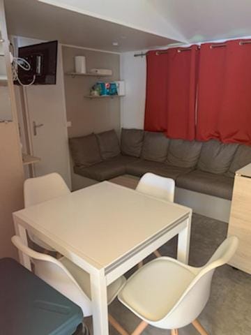 MOBIL-HOME RECENT 6 personnes PAYS BASQUE Campground/ 
RV Resort in French Basque Country