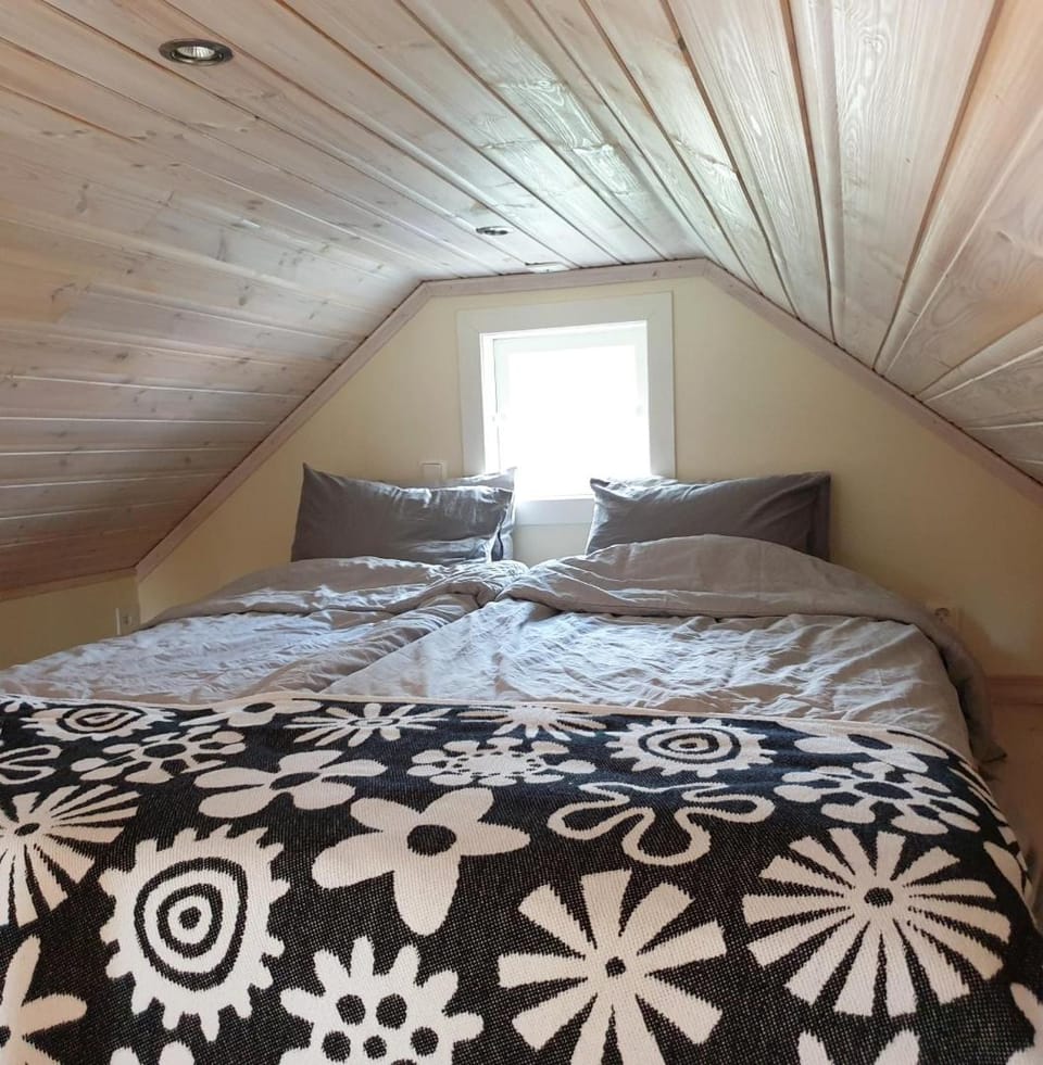 Cabin near lake and beautiful nature reserve. Cabin in Västra Götaland County