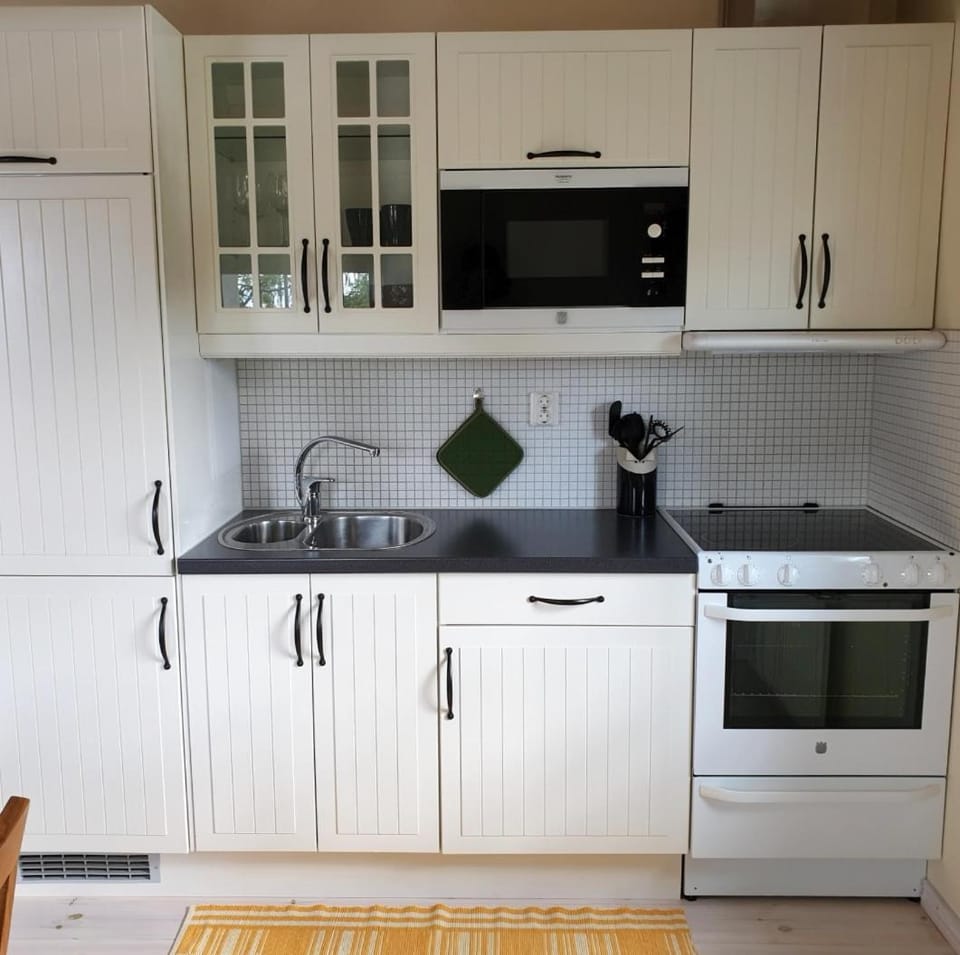 Cabin near lake and beautiful nature reserve. Cabin in Västra Götaland County