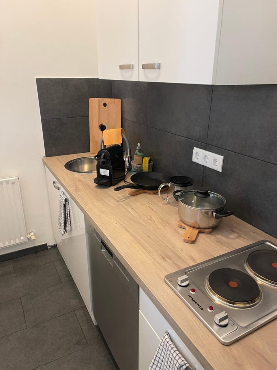 Coffee/tea facilities, Kitchen or kitchenette, stove