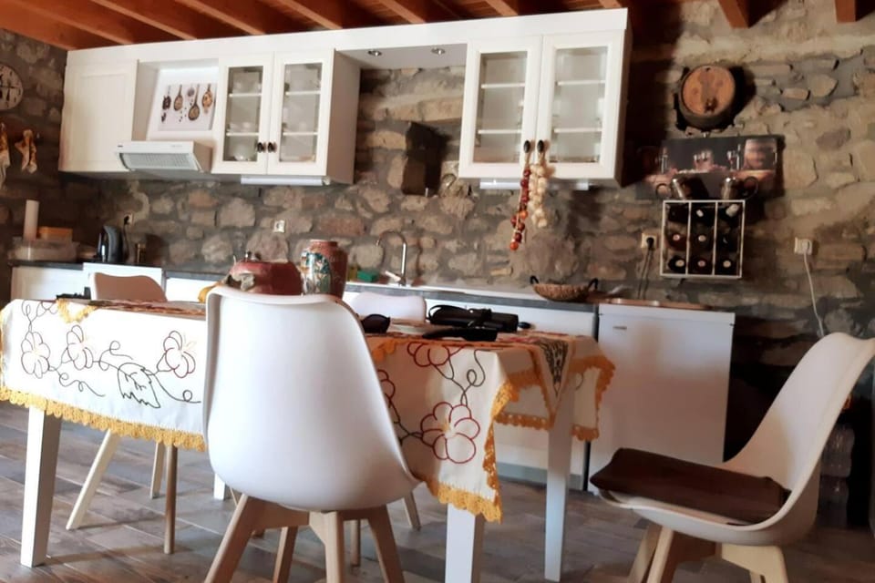 Photo of the whole room, furniture