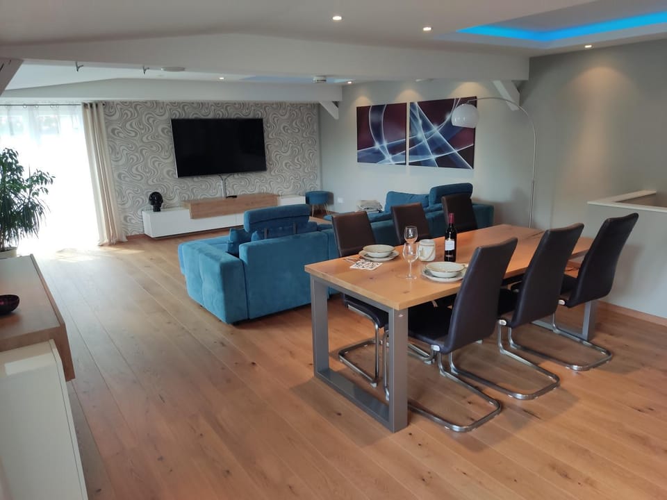 TV and multimedia, Living room, Dining area