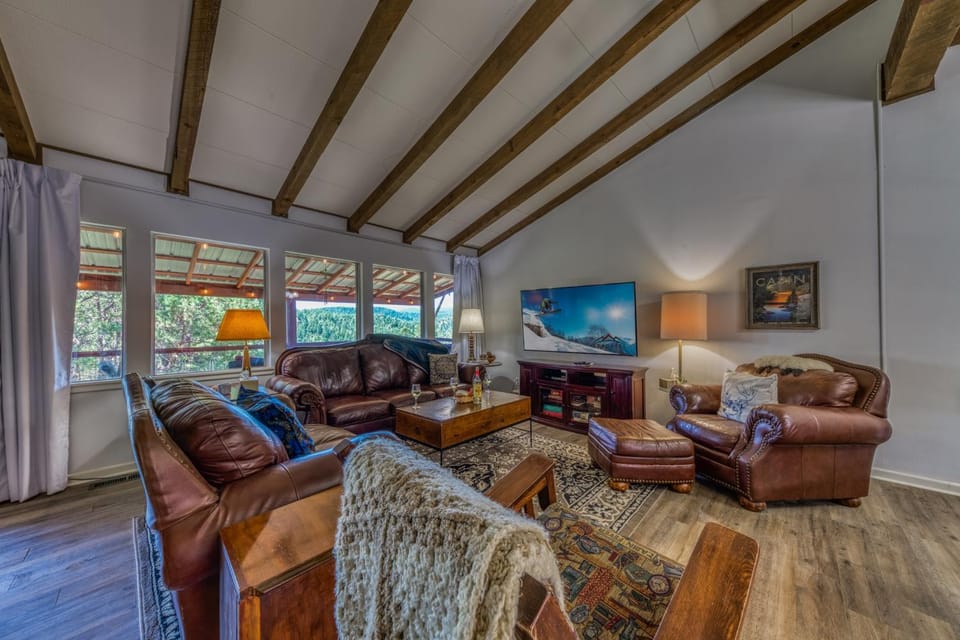 TV and multimedia, Living room, Seating area, furniture, heating