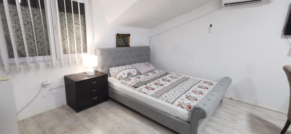 Bed, TV and multimedia, Photo of the whole room, Bedroom, air conditioner