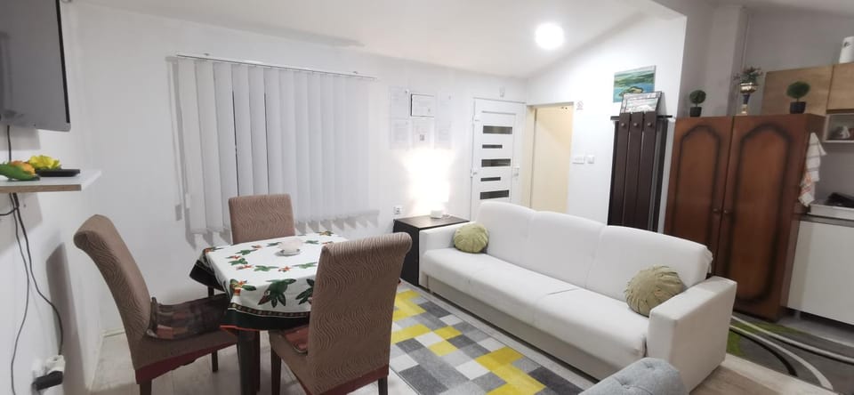 Bed, TV and multimedia, Kitchen or kitchenette, Living room, Seating area, Dining area, Bedroom, oven, wardrobe