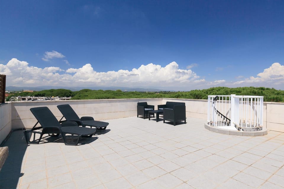 Balcony/Terrace, sunbed