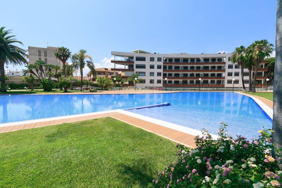 Property building, Garden, Swimming pool
