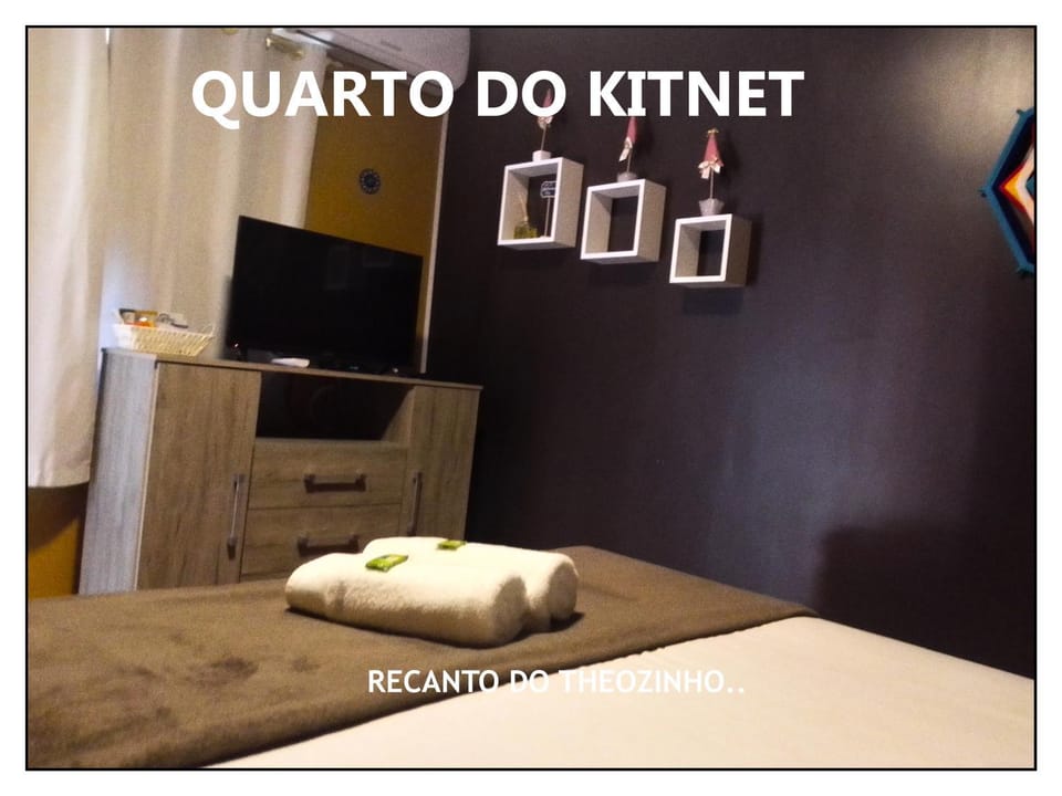Bed, TV and multimedia, Photo of the whole room, Bedroom, towels