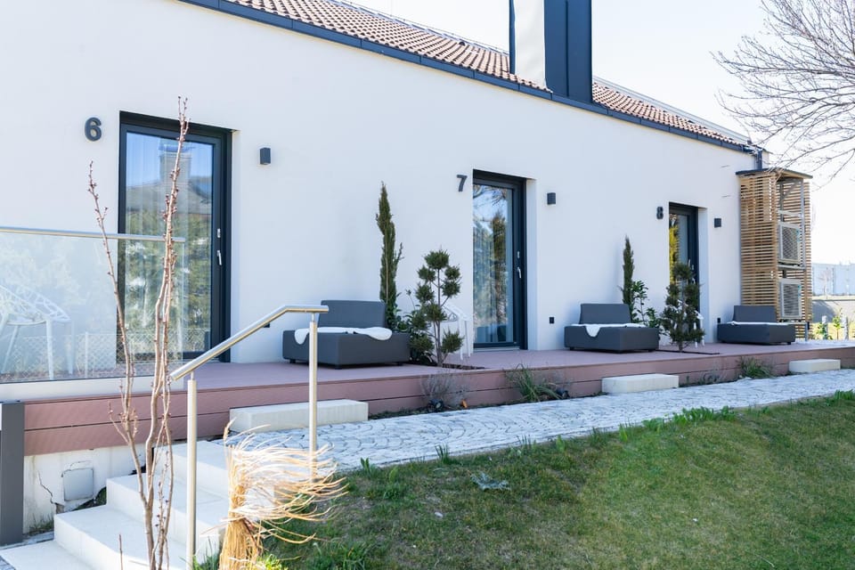 Property building, Staff, Balcony/Terrace